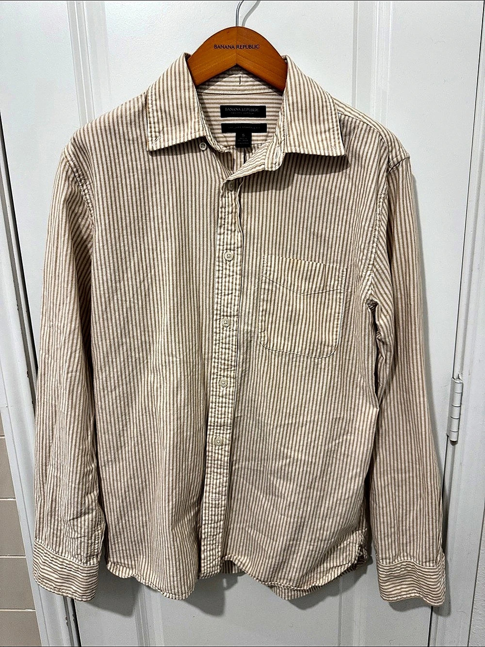 Banana Republic Untucked Standard Fit Organic Cotton Shirt Beige & White Small